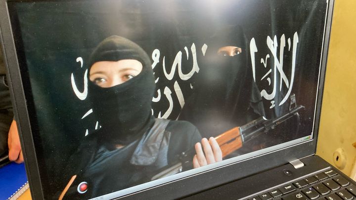 Les enquêteurs se basent sur différents éléments pour ne négliger aucune piste : ici, une vraie-fausse vidéo de revendication des terroristes. (YANNICK FALT / RADIO FRANCE)