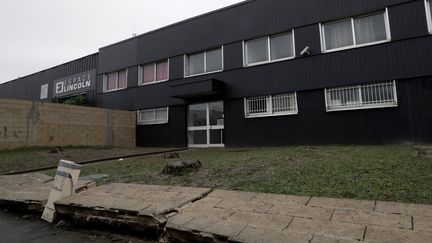 Le local&nbsp;de Champigny-sur-Marne dans lequel s'est déroulé la soirée en marge de laquelle deux policiers ont été agressés, la nuit du 31 décembre 2017.&nbsp; (THOMAS SAMSON / AFP)