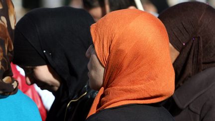 Des femmes portant le voile islamique pendant une manifestation de sans papiers. ( MAXPPP)