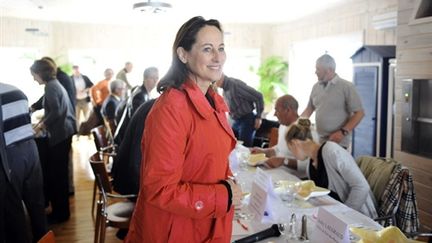 Ségolène Royal à Bourcefranc-le-Chapus, après le passage de la tempête Xynthia (14 avril 2010) (AFP/XAVIER LEOTY)