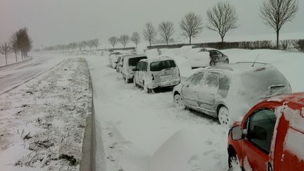 Des voitures bloqu&eacute;es sur la route dans les environs de Caen (Calvados), le 12 mars 2013. (CHRISTOPHE POULLAIN / FRANCE 3)