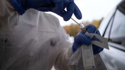 Un centre de dépistage du Covid-19 à l'hôpital de Liège, en Belgique, le 13 novembre 2020. (MARTIN BERTRAND / HANS LUCAS / AFP)