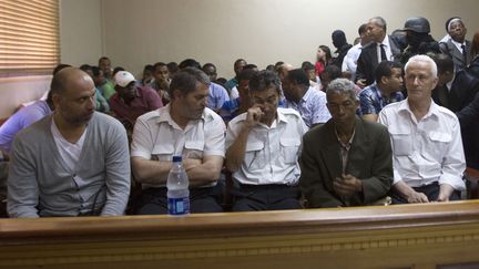 Nicolas Pisapia (à g.), Pascal Fauret (2e à g.), Bruno Odos (au centre) et Alain Castany (à d.) assistent à leur audience pour se prononcer sur le trafic de drogue, à Saint-Domingue, le 27 mars 2013. (ERIKA SANTELICES / AFP)