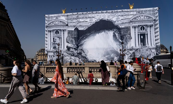 Dans le cadre des travaux de restauration du Palais Garnier, l'artiste contemporain JR (Jean René) a été invité par l'Opéra national de Paris à habiller les échafaudages recouvrant le monument d'une fresque gigantesque en septembre 2023. (AMAURY CORNU / HANS LUCAS / AFP)