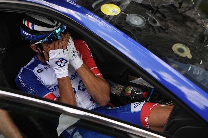 Thibaut Pinot&nbsp;pleure après son abandon lors de la 19e étape du Tour de France, le 26 juillet 2019, à Tignes (Savoie). (MARCO BERTORELLO / AFP)