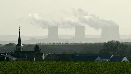 17 février 2022. Les 4 réacteurs à eau pressurisée de la centrale nucléaire de production d'électricité de Cattenom (Moselle, France) avec au premier plan le clocher de l'église du village de Filsdorf (Luxembourg). (ALEXANDRE MARCHI / MAXPPP)