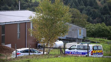 Des gendarmes autour de la ferme de l'homme qui a avoué avoir tué Justine Vayrac, le 26 octobre 2022, au lieu-dit Eyzat-Haut, sur la commune de Beynat (Corrèze). (DIARMID COURREGES / AFP)