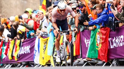 Le Néerlandais Mathieu van der Poel à l'attaque lors de la course en ligne des Mondiaux, le 6 août 2023. (DAVID PINTENS / AFP)