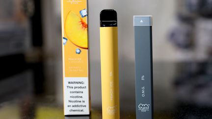 Une cigarette électronique aromatisée à la pêche de type puff. (JOE RAEDLE / GETTY IMAGES NORTH AMERICA)