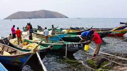 Pêcheurs sur les bords du lac Victoria, à la frontière entre le Kenya et l'Ouganda, le 13 février 2018. (RECEP CANIK / ANADOLU AGENCY)