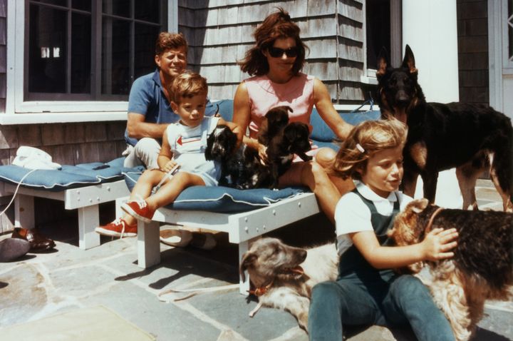 La famille Kennedy à Hyannis Port (Massachusetts, États-Unis), le 14 août 1963. L'image d'une famille parfaite nageant dans le bonheur... (HISTORICAL / CORBIS HISTORICAL / GETTY IMAGES)