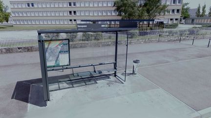 L'adolescente a &eacute;t&eacute; asperg&eacute;e alors qu'elle s'appr&ecirc;tait &agrave; monter &agrave; bord d'un bus devant le lyc&eacute;e Varoquaux, &agrave; Tomblaine (Meurthe-et-Moselle). ( GOOGLE MAPS / FRANCETV INFO )