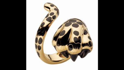 La bague Mitza, en or jaune et laque noire, rend hommage à Mitzah Bricard.
 (Christian Dior)