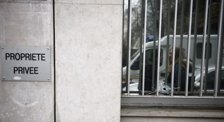 Impact de balle dans la vitre de Charlie Hebdo
 (MARTIN BUREAU / AFP)