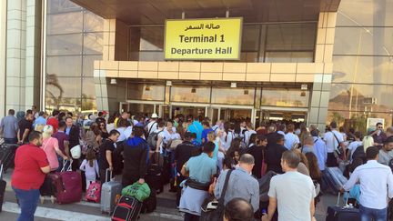 Des touristes font la queue à l'entrée du Terminal 1 de l'aéroport égyptien de Charm el-Cheikh vendredi 6 novembre 2015. (MAXPPP)