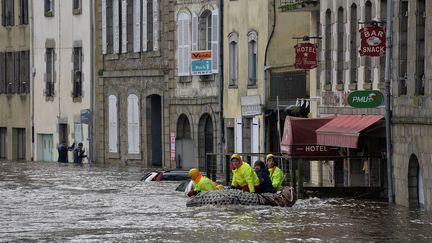 La basse ville de Quimperl&eacute;&nbsp;(Finist&egrave;re) a &eacute;t&eacute; inond&eacute;. La&nbsp;La&iuml;ta a d&eacute;bord&eacute;. (  MAXPPP)