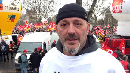 Jean-François Quandalle lors de la manifestation organisée pour le soutenir, lui et sept&nbsp;autres de ses collègues de Goodyear, place de la Nation à Paris, le 4 février 2016.&nbsp; (SIMON GOURMELLET / FRANCETV INFO)