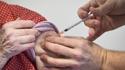 Un résident d'un Ehpad reçoit une dose du vaccin&nbsp;Covid-19&nbsp;Pfizer/BioNtech, à Loos (Nord), le 28 décembre 2020. (FRANCOIS LO PRESTI / AFP)