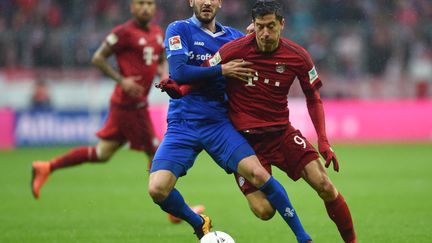 Mario Vrancic (Darmstadt) tente de contenir Robert Lewandowski (Bayern Munich) (CHRISTOF STACHE / AFP)