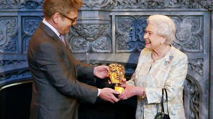 La reine Elizabeth II reçoit un Bafta d'honneur des mains de Kenneth Branagh (4 avril 2013)
 (Steve Parsons / Pool / AFP)