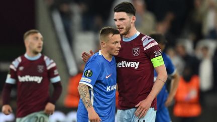 Le joueur de West Ham Declan Rice salue le défenseur de l'AZ Alkmaar Jordy Clasie à l'issue de la demi-finale aller de Ligue Europa conférence, le 11 mai 2023. (JUSTIN TALLIS / AFP)