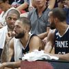 Nicolas Batum (Charlotte Hornets), Evan Fournier (Orlando Magic) et Rudy Gobert (Utah Jazz) (de gauche à droite) sur le banc de l'équipe de France lors d'un match de préparation contre l'Argentine, le 17 août 2019 à Villeurbanne (Rhône). (ROMAIN BIARD / AFP)