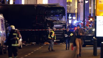 Aux abords du marché de Noël de Berlin (Allemagneà dans lequel a foncé un camion, le 19 décembre 2016. (FABRIZIO BENSCH / REUTERS)