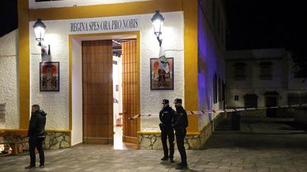 Des policiers devant une église de la ville d'Algesiras (Espagne), où un sacristain a été tué à l'arme blanche et un prêtre blessé, le 25 janvier 2023. (AFP)