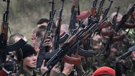 Arrivent ensuite, alors que les hommes sont déjà épuisés, les exercices de tirs.
 
Maintenir leur matériel en bon état de marche et ne pas manquer leur cible est obligatoire pour réussir le test.
 (  AFP PHOTO / VIKTOR DRACHEV)