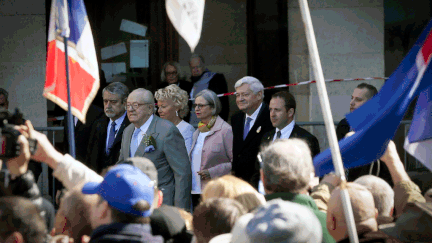 &nbsp; (Hommage de Jean-Marie Le Pen à Jeanne d’Arc place des Pyramides à Paris à l’occasion du 1er Mai, en présence de Marie-Christine Arnautu et Bruno Gollsnisch © MaxPPP)