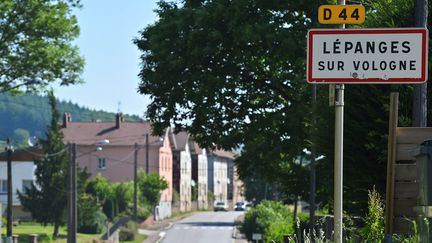 L'entrée du village de Lépanges-sur-Vologne (Vosges), où Grégory Villemin a été retrouvé mort, le 16 octobre 1984. (PATRICK HERTZOG / AFP)