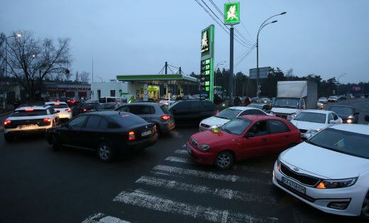 Des véhicules font la queue pour s'approvisionner en carburant dans une station-service à Kiev, en Ukraine, le 24 février 2022. (STRINGER/SPUTNIK/SIPA)