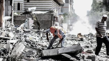 Des Palestiniens inspectent les d&eacute;combres de la mosqu&eacute; Farouq, le 12 juillet 2014 &agrave; Gaza. (MOMEN FAIZ / NURPHOTO / AFP)