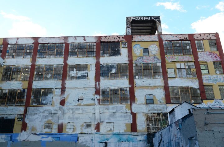 L'immeuble "5Pointz" recouvert d'une couche de peinture blanche en 2013.
 (EMMANUEL DUNAND / AFP)