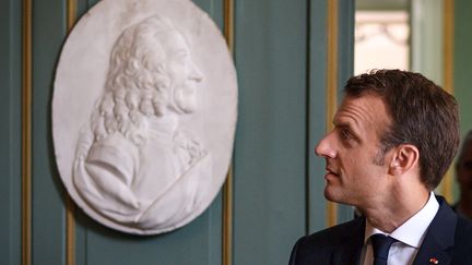 Le président de la République Emmanuel Macron a visité le château de Voltaire à Ferney jeudi pour observer le travail de rénovation réalisé sur la retraite de l'écrivain.
 (Fabrice COFFRINI / AFP)