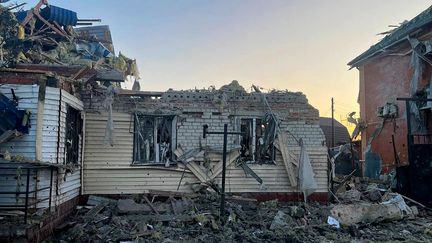 Des maisons détruites par une attaque de l'armée ukrainienne sur la ville de Sudzha, en Russie, sur une photo partagée par le gouverneur de la région de Koursk, le 7 août 2024. (GOVERNOR OF KURSK REGION / AFP)