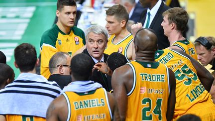 Philippe Hervé et ses joueurs du CSP Limoges (MUSTAFA YALCIN / ANADOLU AGENCY)