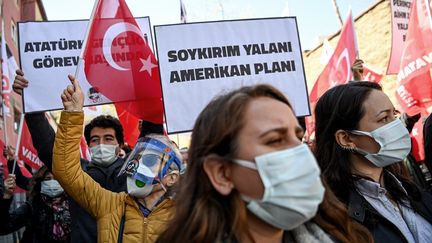 Manifestation devant l'ambassade des USA à Istanbul (Truquie) pour désapprouver la position de Joe Bien qui reconnait le génocide arménien, le 26 avril 2021. (OZAN KOSE / AFP)