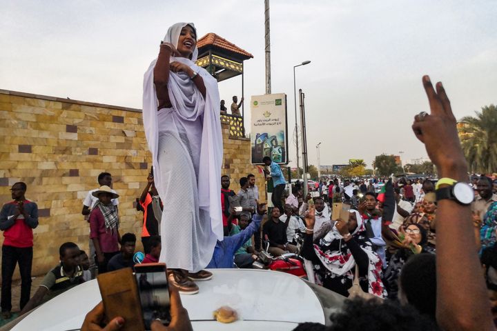 Alaa Salah s'adresse aux manifestants devant le siège de l'armée à Khartoum, le 10 avril 2019. (AFP)