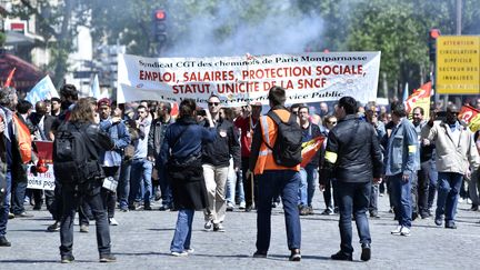 Des&nbsp;cheminots manifestent à Paris, le 3 mai 2018. (PATRICE PIERROT / AFP)