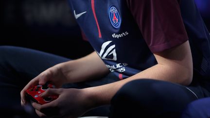 Un joueur du PSG esports sur le jeu FIFA, en 2017. (THOMAS SAMSON / AFP)