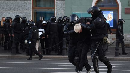 Des policiers arrêtent un homme à Saint-Pétersbourg, le 24 septembre 2022, lors d'une manifestation contre la mobilisation partielle annoncée par le président russe. (- / AFP)