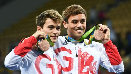 Les britanniques Daniel Goodfellow et Tom Daley, médaillés de bronze en plongeon synchronisé aux Jeux olympiques de Rio (Brésil), le 8 août 2016. (ALEXANDER VILF / SPUTNIK / AFP)