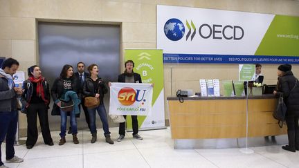 Action des intermittents dans le hall de l'OCDE à Paris (14 novembre 2014)
 (Thomas Samson / AFP)