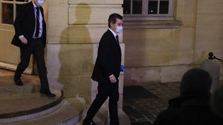 Gérald Darmanin quitte l'hotel Matignon, le 29 novembre 2020. (GEOFFROY VAN DER HASSELT / AFP)