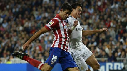 Diego Costa (Atletico) au coude à coude avec Pepe (Real) (GERARD JULIEN / AFP)