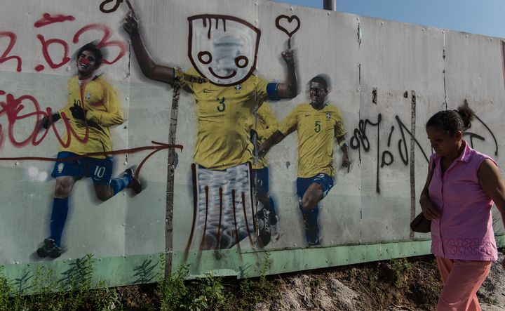 Le mur d'enceinte du stade de Manaus (Br&eacute;sil), tagu&eacute;, le 25 novembre 2013.&nbsp; (YASUYOSHI CHIBA / AFP)