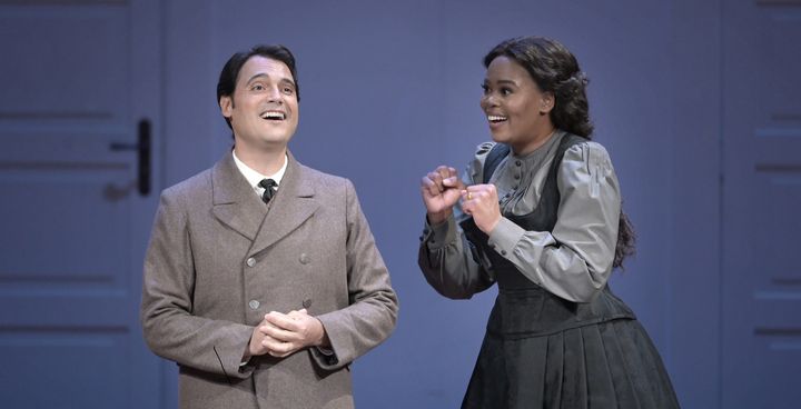 Francesco Demuro (Elvino) et Pretty Yende (Amina) dans "La Somnambule" de Bellini au Théâtre de Champs-Elysées, ici le 12 juin 2021. (VINCENT PONTET)