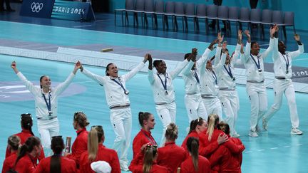 Les Bleues célèbrent leur médaille d'argent olympique avec le public du stade Pierre-Mauroy (Villeneuve d'Ascq), le 10 août 2024. (FRANCOIS LO PRESTI / AFP)