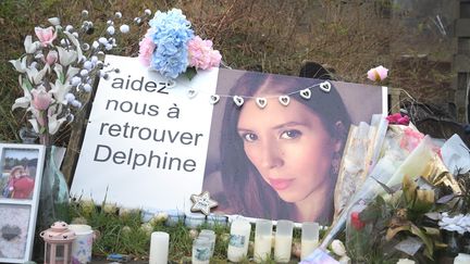 Des fleurs en hommage à Delphine Jubillar devant l'ancien domicile du couple, à Cagnac-les-Mines, le 11 janvier 2022.&nbsp; (MARIE PIERRE VOLLE  / MAXPPP)